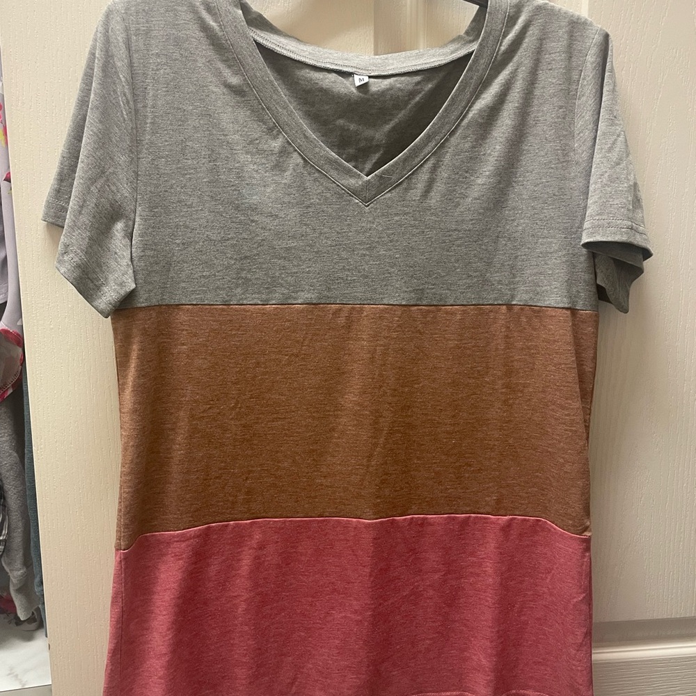 NWOT Size M Colorblock V-Neck Women's Top